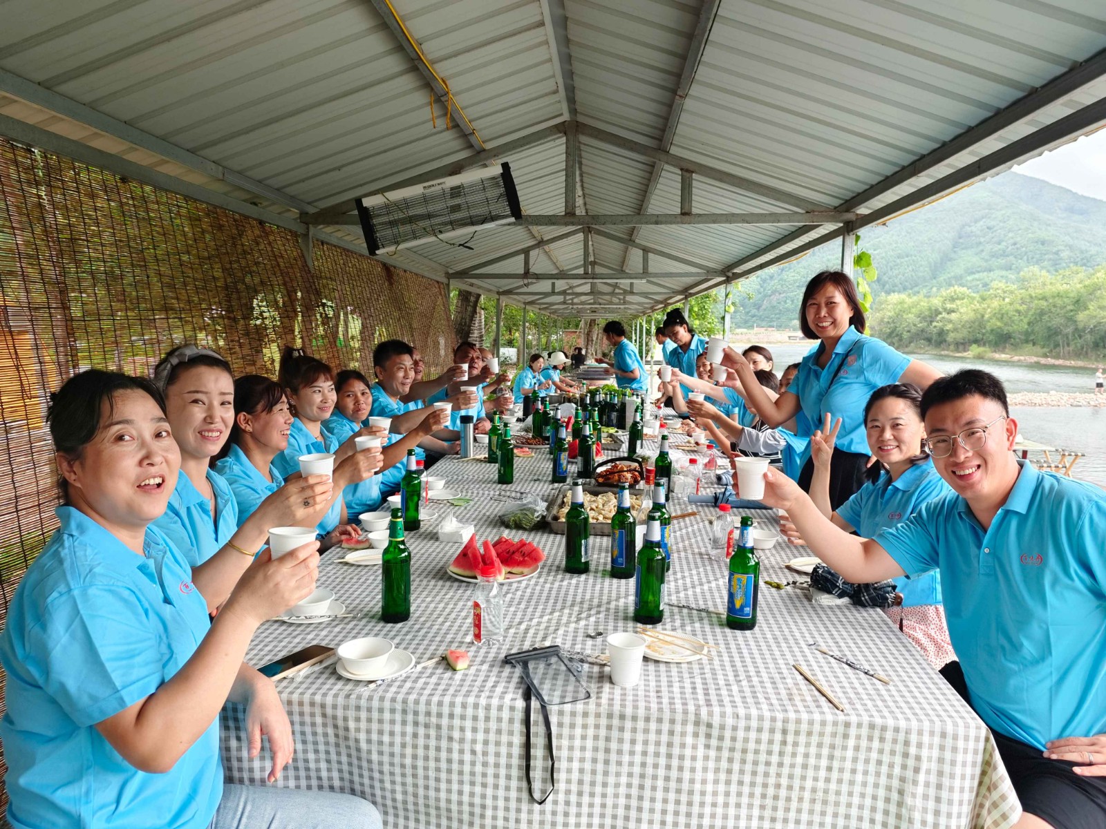 大家举杯.jpg